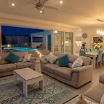 Blu - Indoor Heated Pool, Sauna & Games וילה