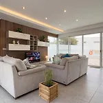Blu - Indoor Heated Pool, Sauna & Games Villa