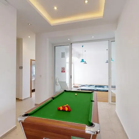 Blu - Indoor Heated Pool, Sauna & Games 멜리에하