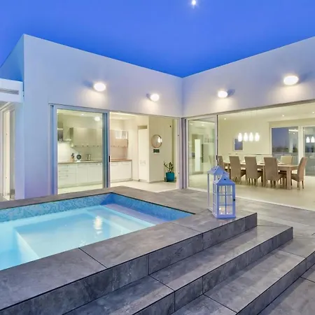 Blu - Indoor Heated Pool, Sauna & Games 빌라 멜리에하
