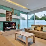Blu - Indoor Heated Pool, Sauna & Games Vilă