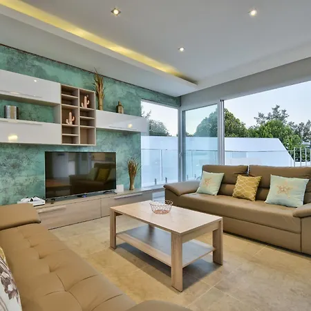 Villa Blu - Family With Indoor Heated Pool, Sauna And Games *