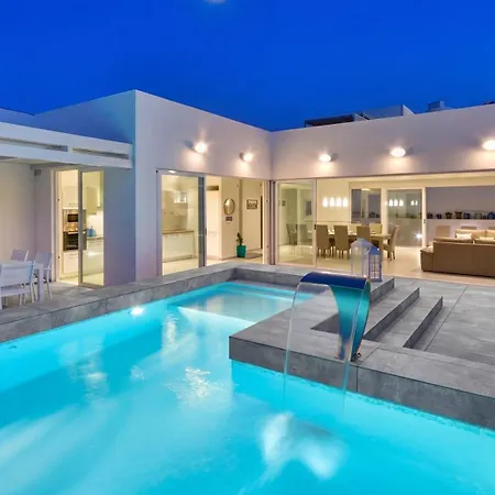Blu - Indoor Heated Pool, Sauna & Games Villa *
