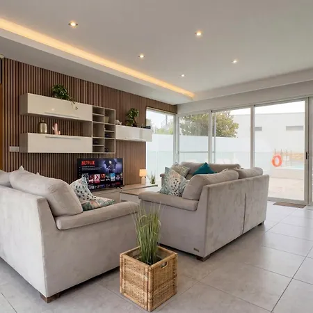 Blu - Indoor Heated Pool, Sauna & Games Villa